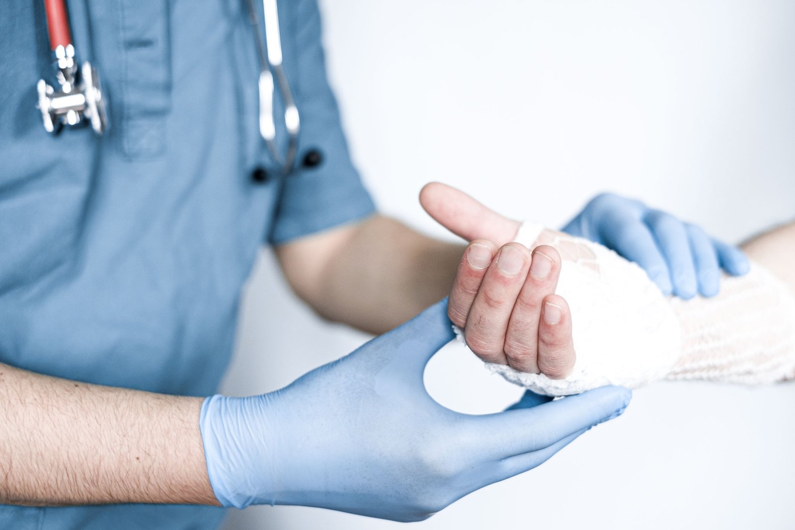 Minimalinvasive vs. offene Operation beim Karpaltunnelsyndrom: Ein Vergleich